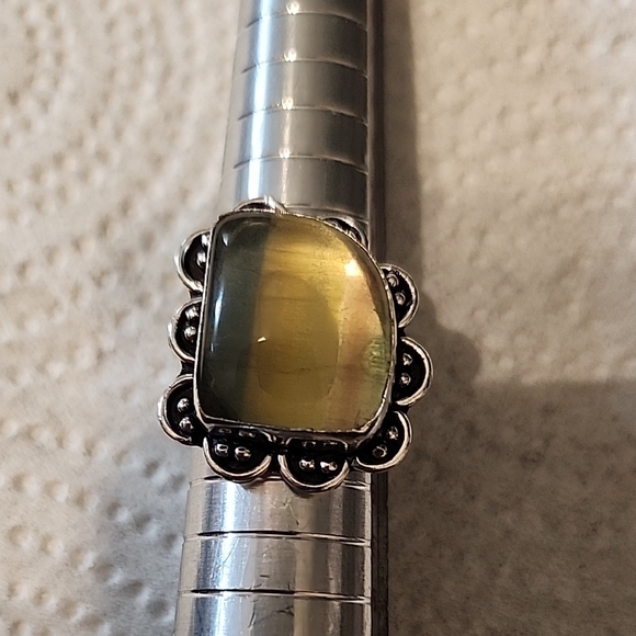 Elegant Silver and Yellow Gemstone Ring - Picture 1 of 2